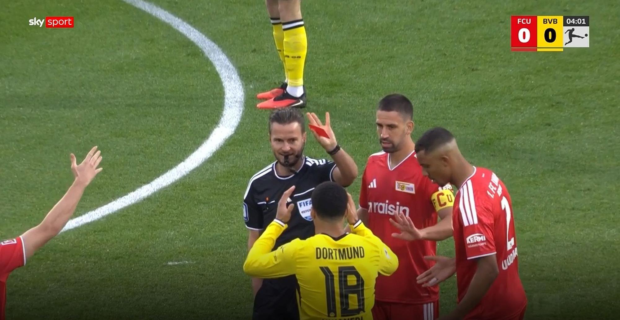 Schiedsrichter Daniel Schlager nimmt seine Rote Karte zurück.