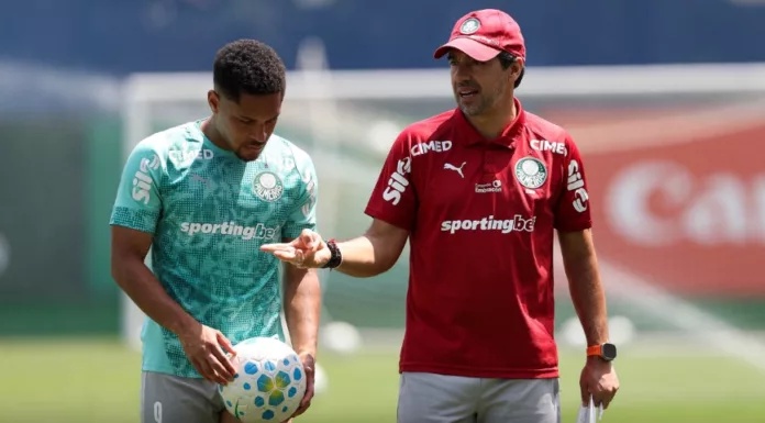 O técnico Abel Ferreira e o jogador Vitor Roque (E), da SE Palmeiras, durante treinamento, na Academia de Futebol. (Foto Cesar GrecoPalmeirasby Canon)