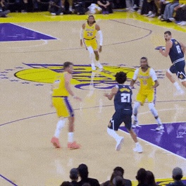 Nikola Jokić finds Trevon Brazile with the behind-the-back pass on the fast break for a reverse jam. 