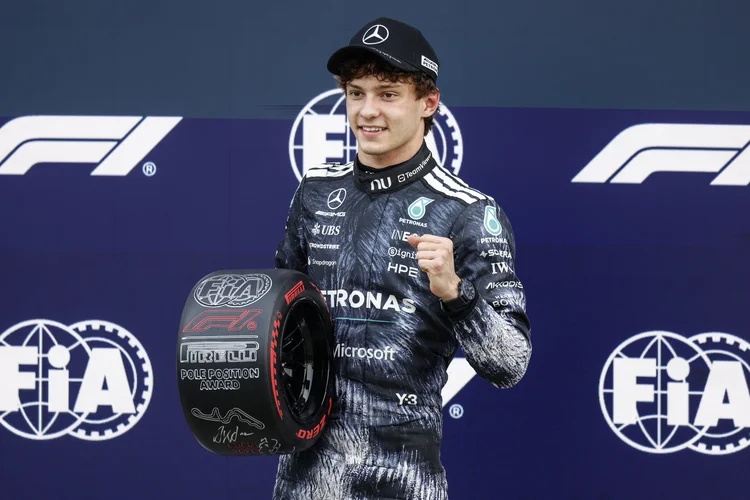 Kimi Antonelli, da Mercedes, pode se tornar campeão da F1 nos Estados Unidos (FRANCK ROBICHON/EFE)