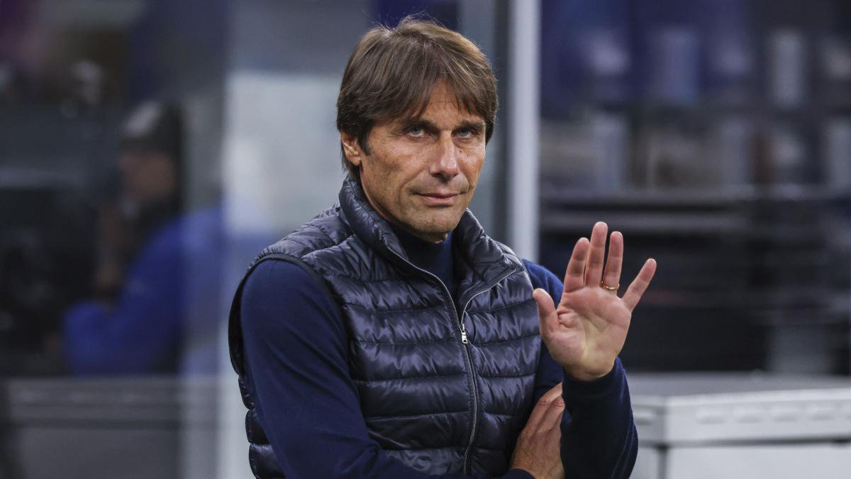 Antonio Conte grüßt