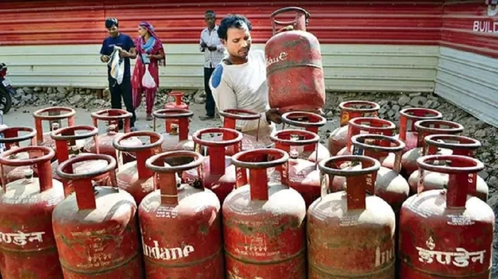 LPG Cylinder Price: आम जनता के लिए बड़ी खुशखबरी, 300 रुपये सस्ता मिल रहा गैस सिलेंडर, फटाफट आज करा लें बुकिंग