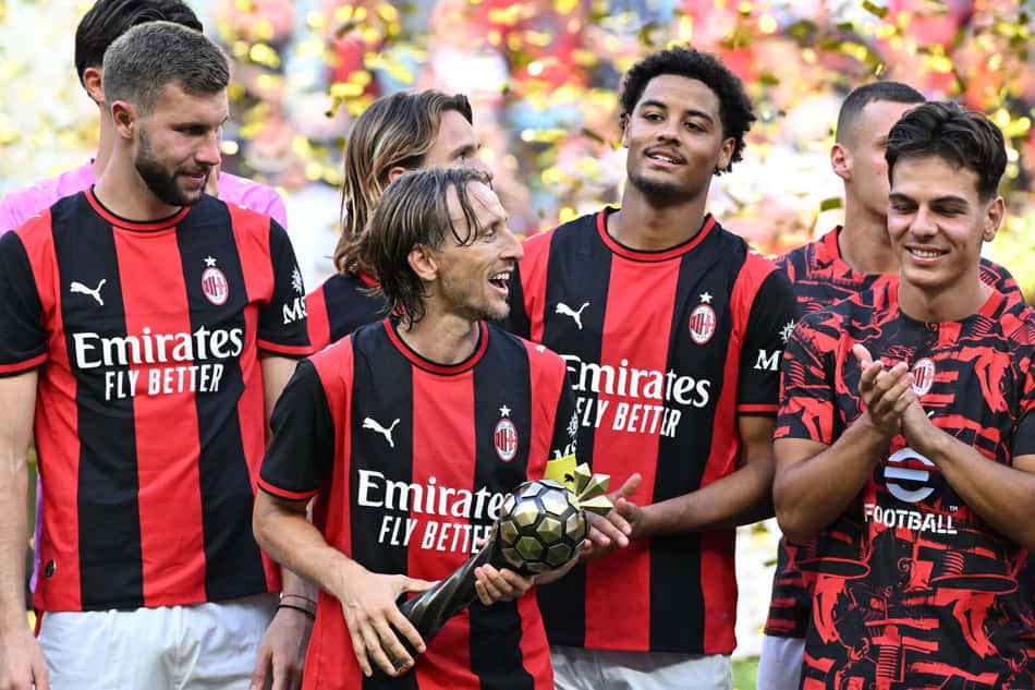 Modric e outros jogadores do Milan comemorando o título do amistoso contra o Manchester United