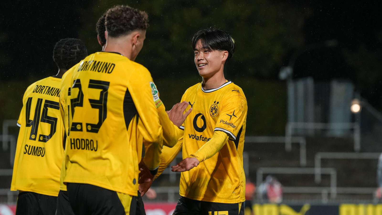 Takato Yamamoto (r.) bejubelt einen BVB-Treffer gegen den Bonner SC mit Malik Hodroj und Daniel Sumbu