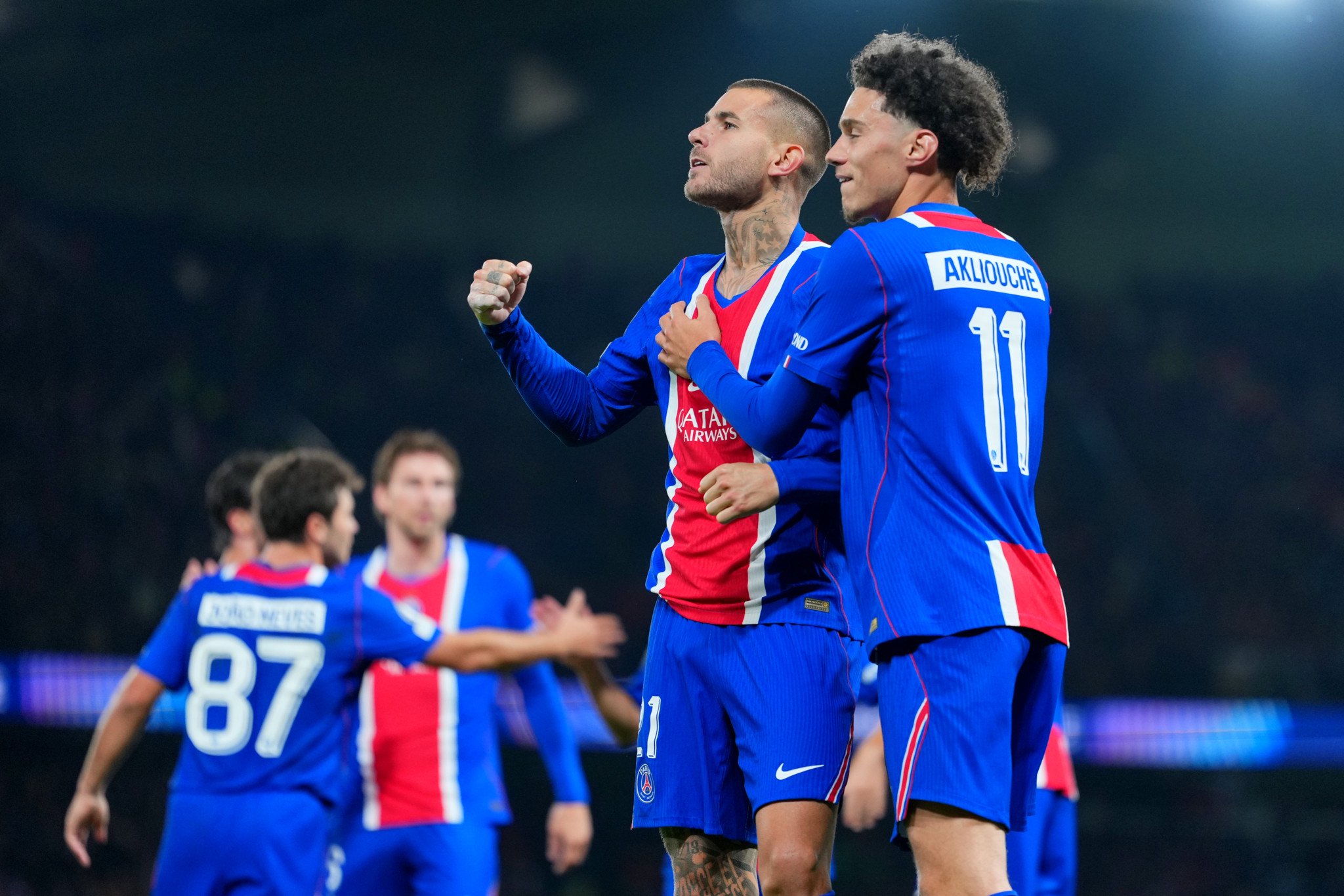 Lucas Hernandez von PSG bejubelt sein Tor gegen den FC Barcelona in der Champions League mit Teamkollege Maghnes Akliouche (Nr. 11) im Parc des Princes.