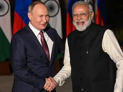 International News: रूस के राष्ट्रपति व्लादिमीर पुतिन ने कहा है कि भारत के पीएम मोदी गजब की शख्सियत हैं. (फोटो News18)