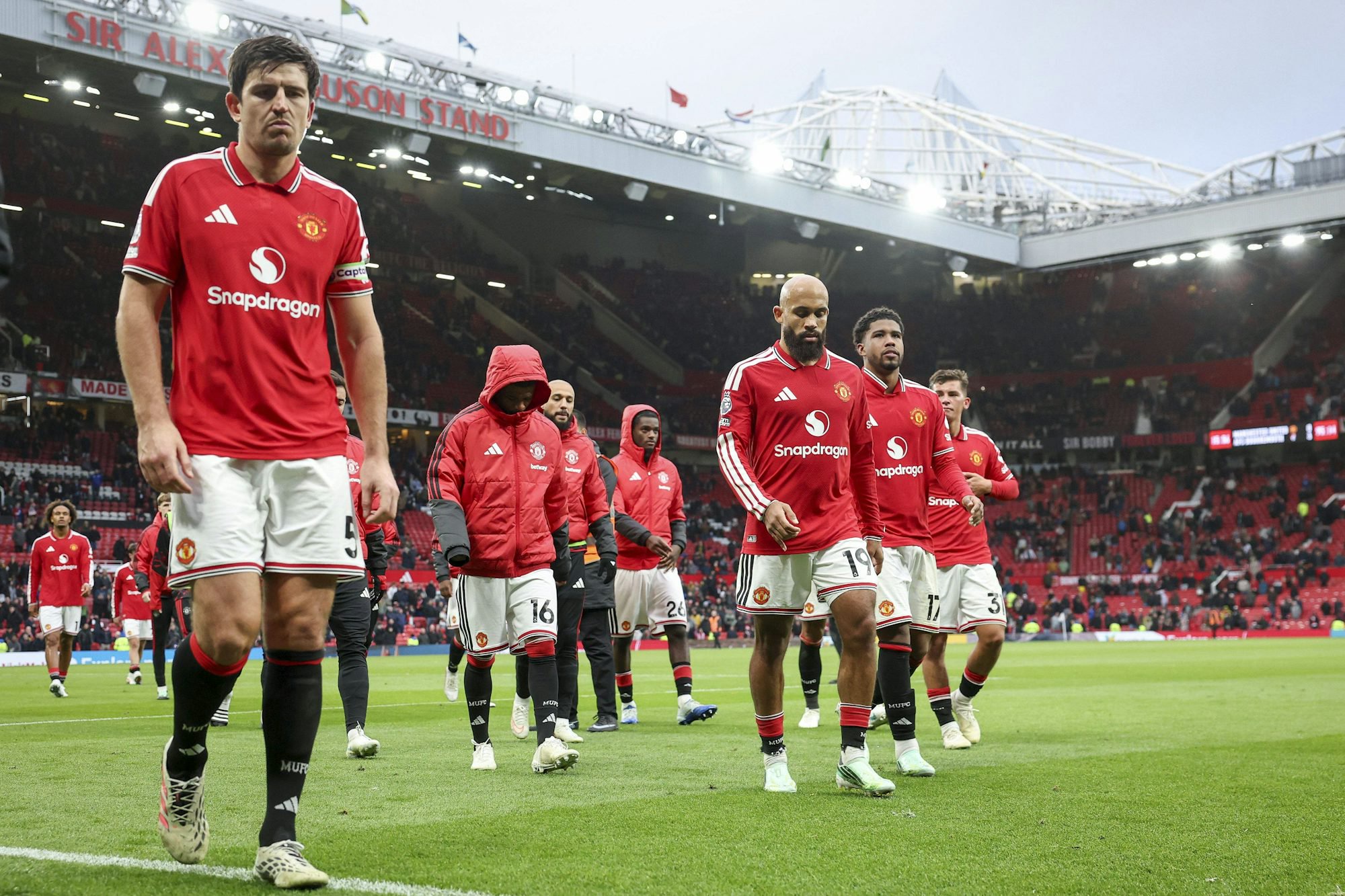 Die Spieler von Manchester United trotten nach der 0:3-Heimpleite gegen Bournemouth unter den Pfiffen der Fans vom Platz.