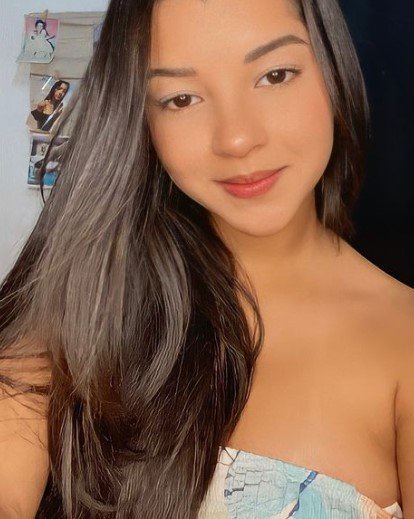 Foto colorida de Ary Meirelle, namorada de João Gomes