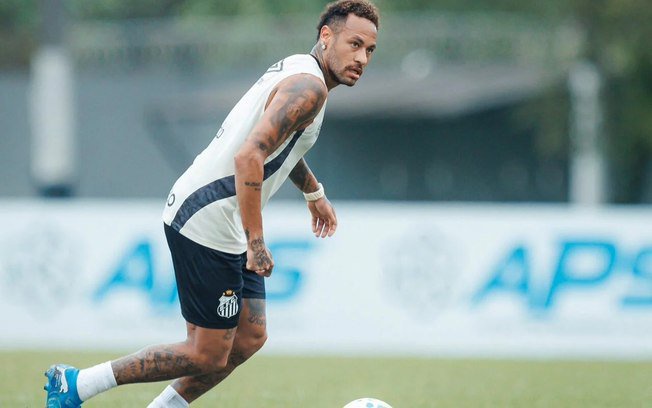 Cuca conversa com Neymar no treino do Santos no CT Rei Pelé