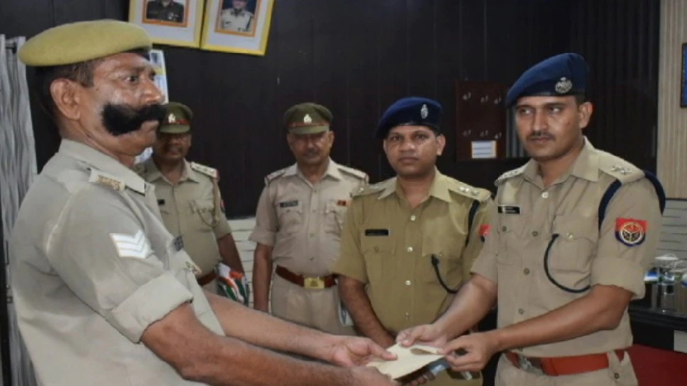 आगरा: हेड कांस्टेबल की ऐसी मूछें कि देखकर थम गए एसएसपी के कदम, दे दिया नकद इनाम!