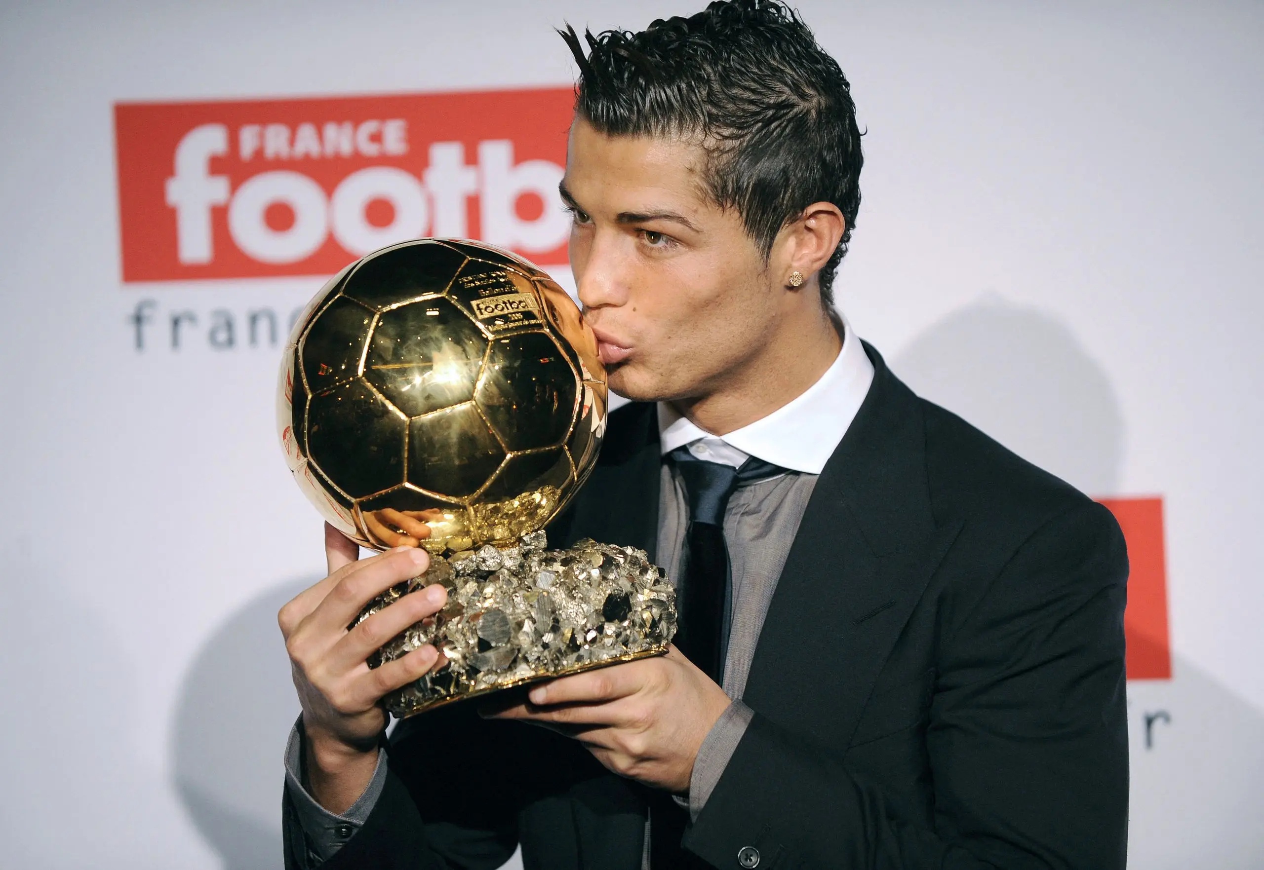 Cristiano Ronaldo kissing the 2008 Ballon d’Or award.    