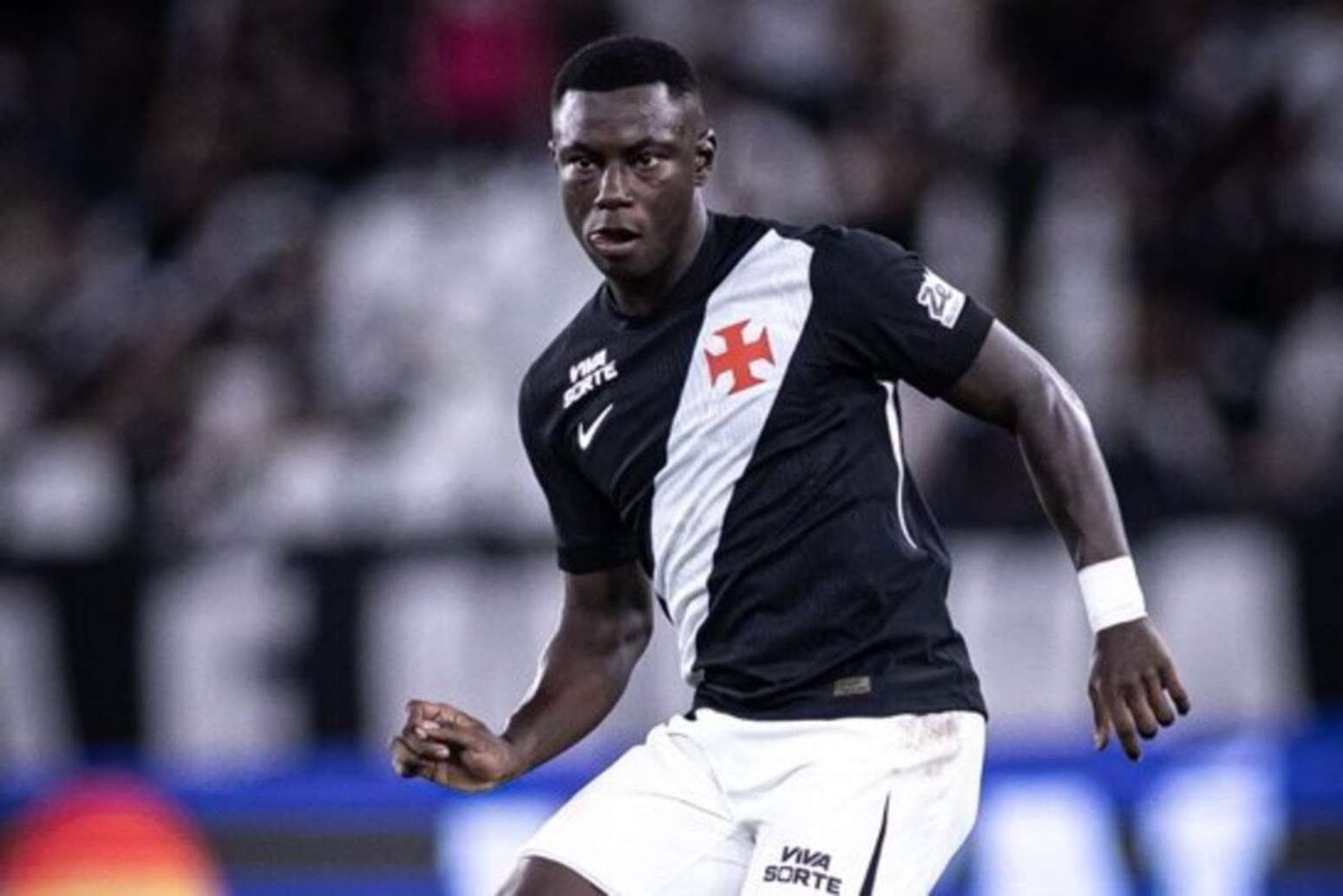 Marino Hinestroza em ação pelo Vasco nesta temporada –