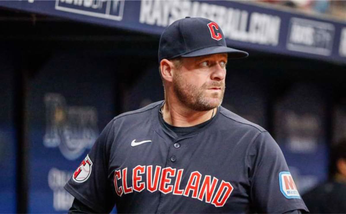 July 12, 2024, St. Petersburg, Florida, USA: Cleveland Guardians manager Stephen Vogt 12 watches players take the field ahead of a game against the Tampa Bay Rays at Tropicana Field in St. Petersburg on Friday, July 12, 2024. St. Petersburg USA – ZUMAs70_ 0710430177st Copyright: xJeffereexWoox ©IMAGO/ZUMA Press Wire