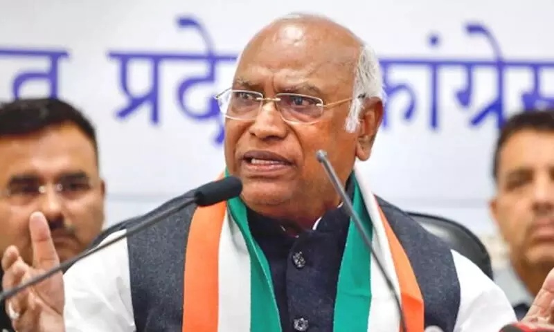मल्लिकार्जुन खड़गे की बैठक से पहले कांग्रेस को बड़ा झटका! गोवा में पार्टी के 108 BLA ने दिया इस्तीफा