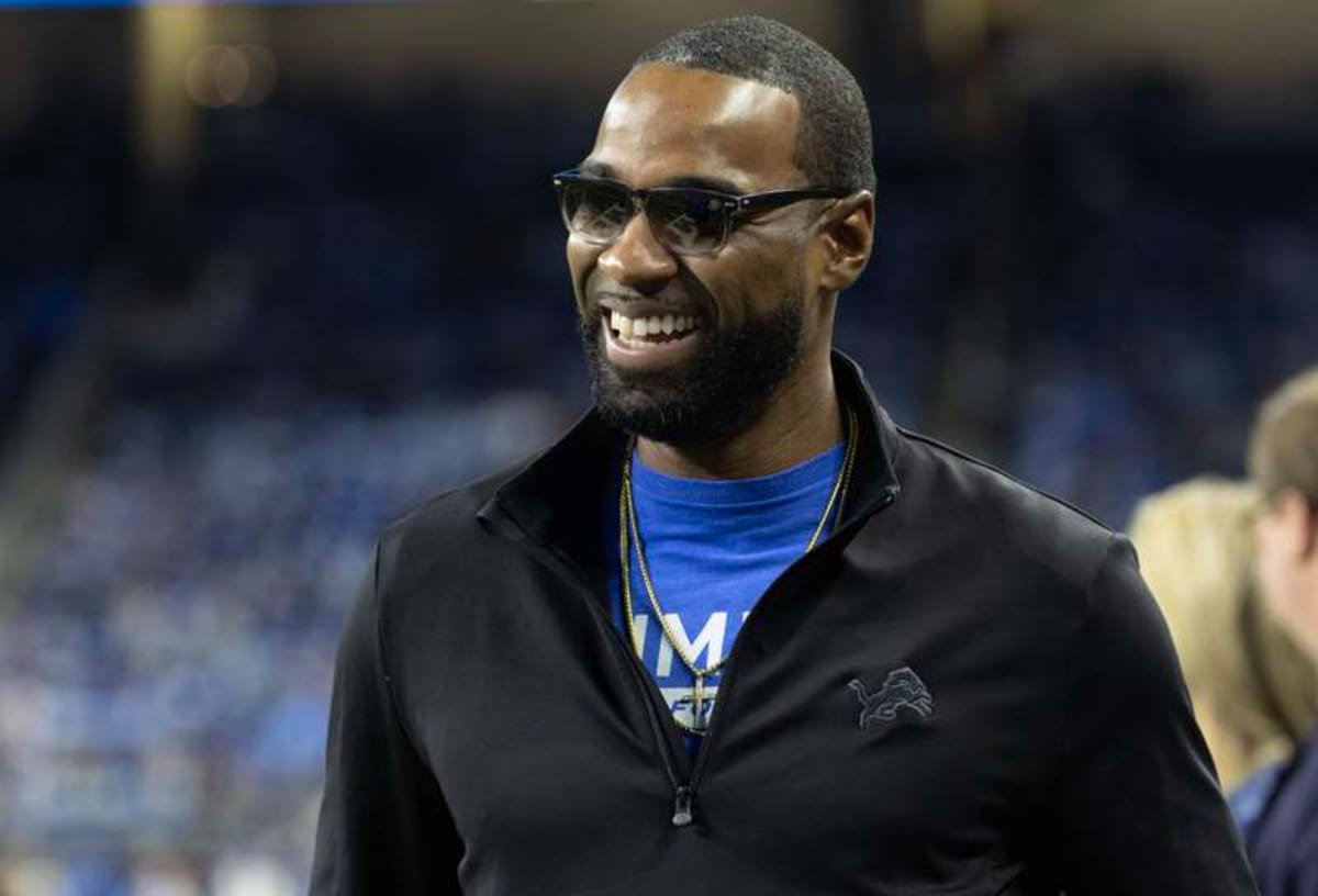 Former Detroit Lions Wide Receiver Calvin Johnson smiles on the sidelines prior to the game against the Buffalo Bills at Ford Field in Detroit, Michigan on Sunday, December 15, 2024. PUBLICATIONxINxGERxSUIxAUTxHUNxONLY DET20241215114 RENAxLAVERTY ©IMAGO/UPI Photo
