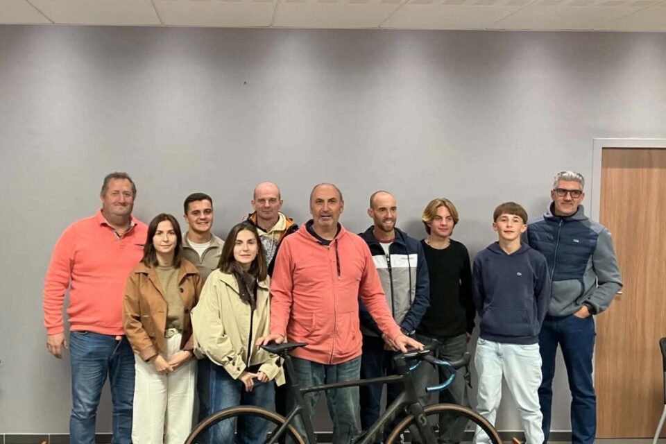 Autour du président Bruno Hermier (au premier plan) les membres du Vélo club Brachy vallée de la Saâne ont des idées pour développer rapidement leur club.