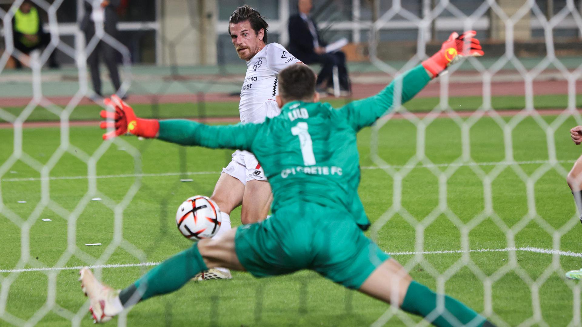 Jonas Hofmann von Bayer Leverkusen erzielt ein Tor gegen OFI Heraklion.