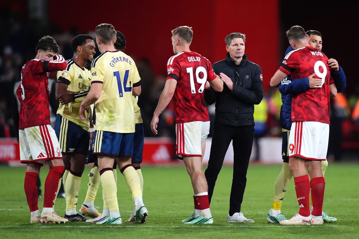 Oliver Glasner with his Nottingham Forest players after defeat to Arsenal