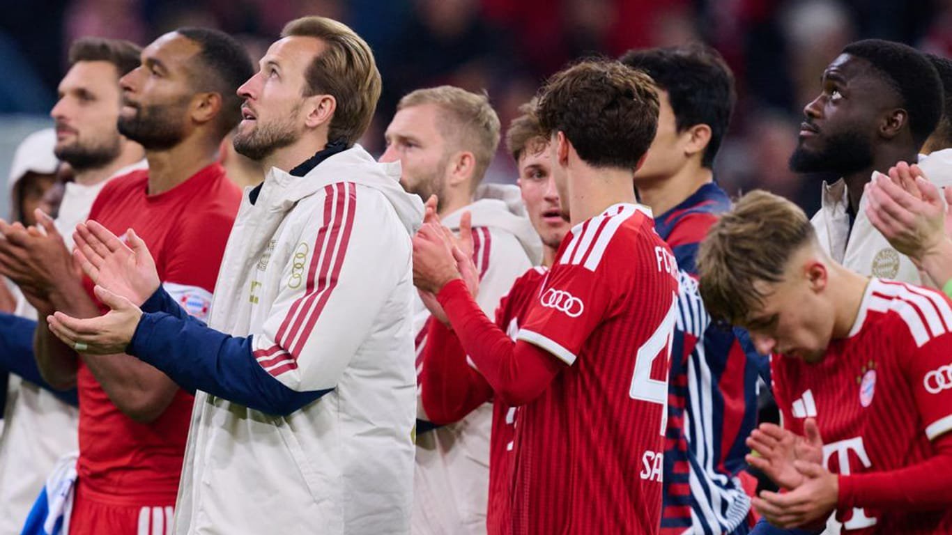 Harry Kane (weiße Jacke) und Co.: Die Bayern-Profis erleben aktuell außergewöhnliche Zeiten.