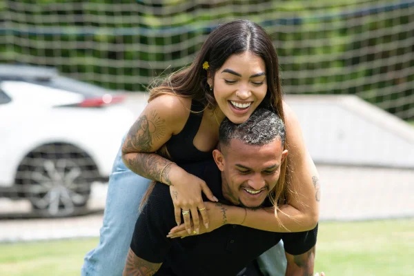 Influencer revela que foi traída durante a gravidez por jogador ex-Flamengo - destaque galeria