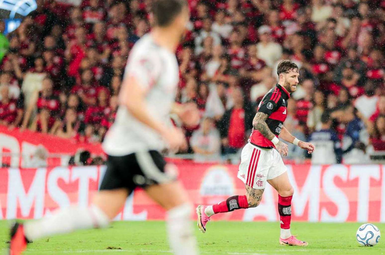 Com Estudiantes fechadinho, Léo Pereira virou “armador”, exagerando nos cruzamentos –