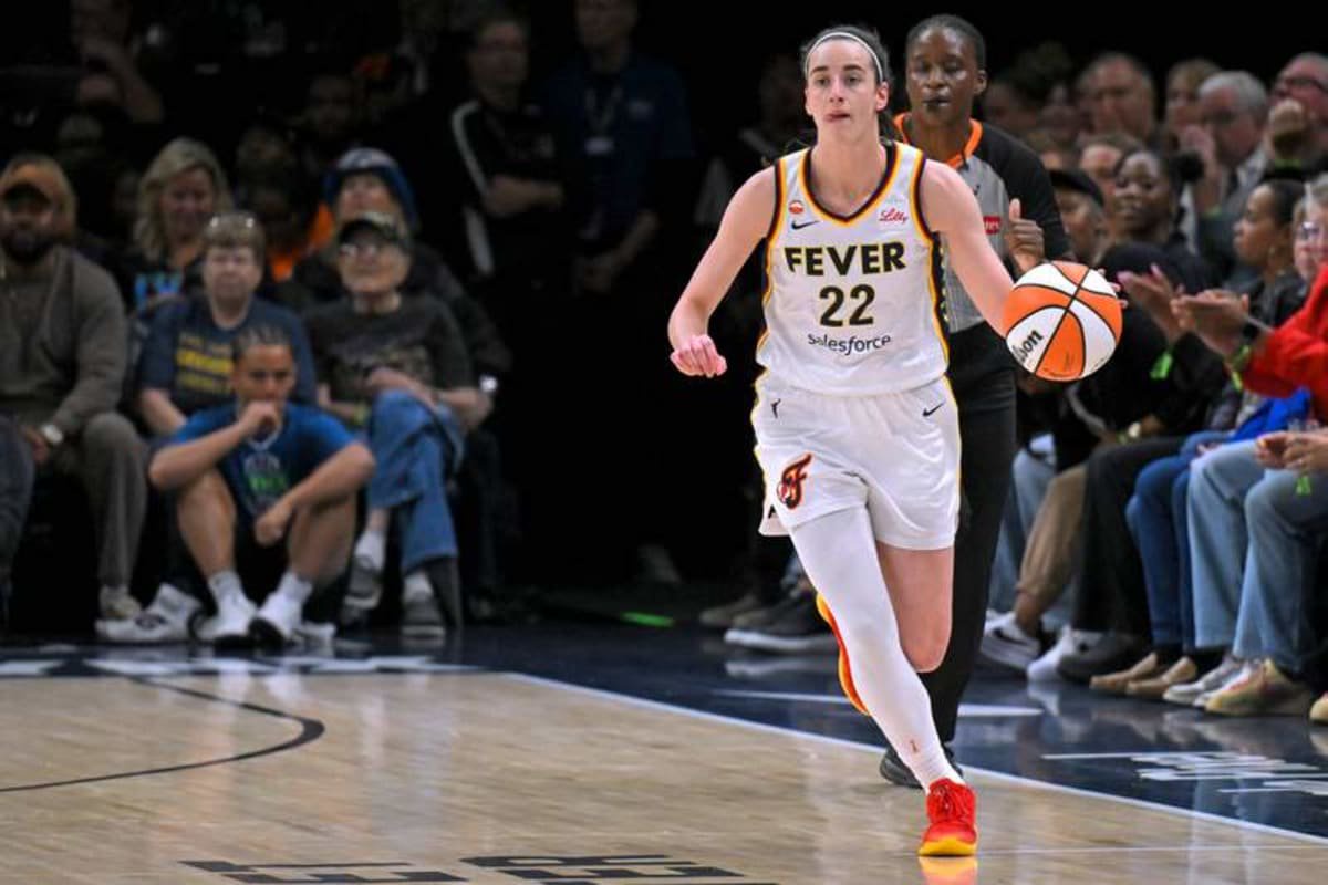 MINNEAPOLIS, MN – SEPTEMBER 24: Indiana Fever guard Caitlin Clark 22 brings the ball up court during the first half of a WNBA, Basketball Damen, USA game between the Minnesota Lynx and Indiana Fever on September 24, 2026, at Target Center in Minneapolis MN. Photo by Nick Wosika/Icon Sportswire WNBA: SEP 24 Indiana Fever at Minnesota Lynx EDITORIAL USE ONLY Icon2026092403 ©IMAGO/Icon Sportswire