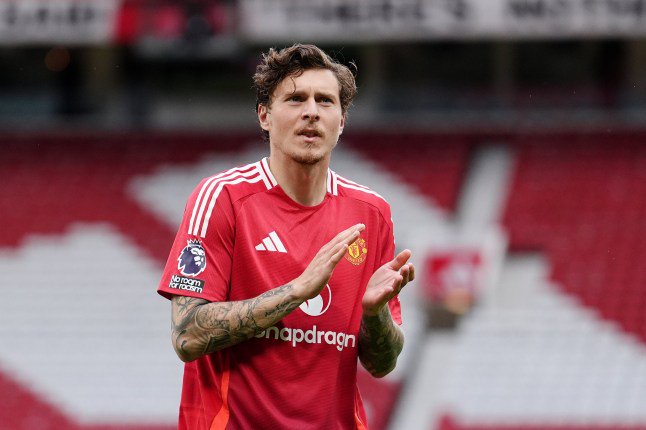 Manchester United's Victor Lindelof applauds the fans after the Premier League match at Old Trafford, Manchester. Picture date: Sunday May 25, 2025. PA Photo. See PA story SOCCER Man Utd. Photo credit should read: Martin Rickett/PA Wire. RESTRICTIONS: EDITORIAL USE ONLY No use with unauthorised audio, video, data, fixture lists, club/league logos or "live" services. Online in-match use limited to 120 images, no video emulation. No use in betting, games or single club/league/player publications.