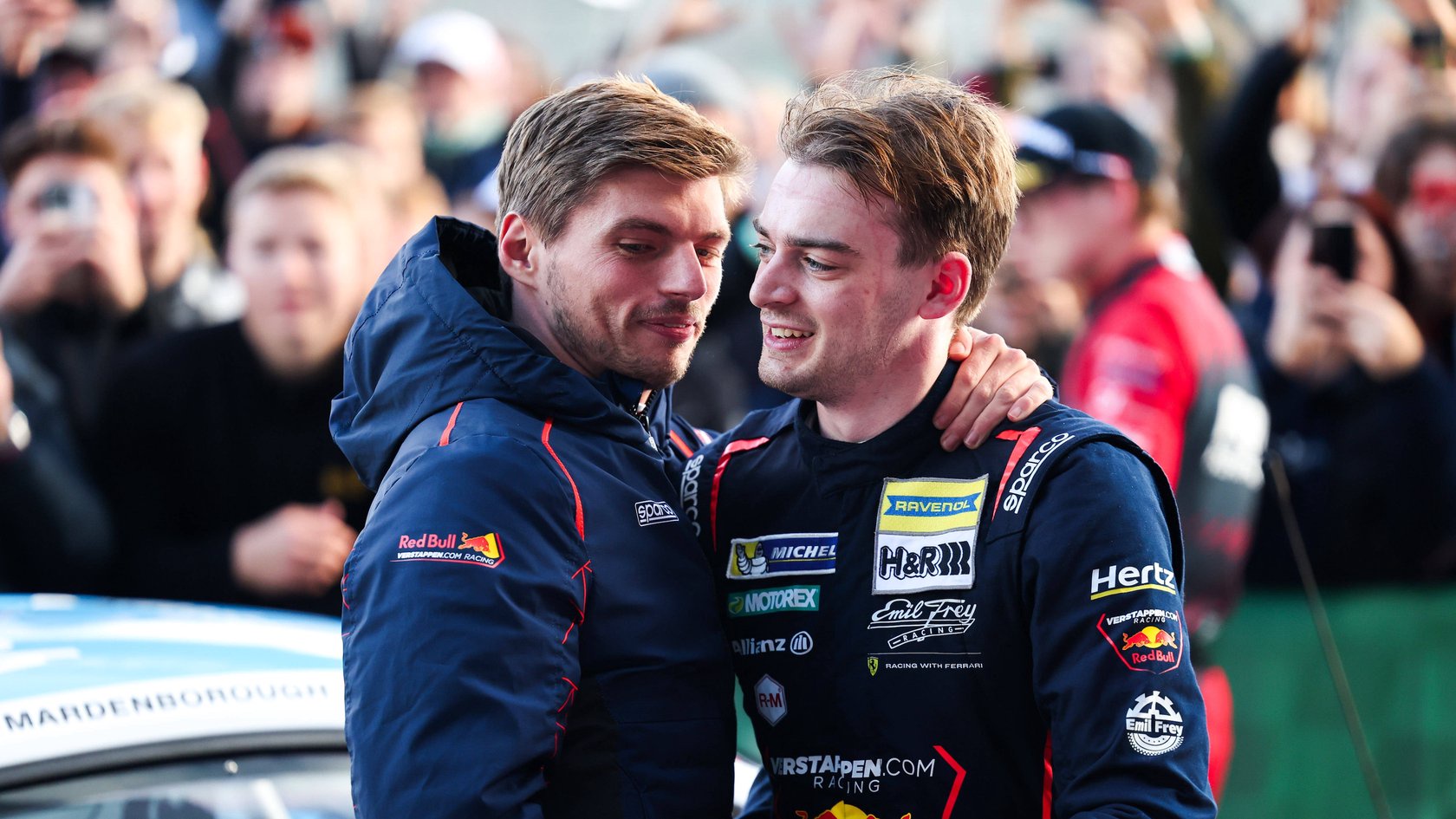 Max Verstappen (l.) mit seinem Teamkollegen Chris Lulham (r.)