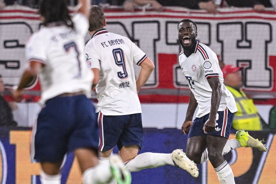 Dayot Upamecano jubelt nach seinem Führungstreffer. Der Verteidiger verwandelte in Stürmer-Manier.