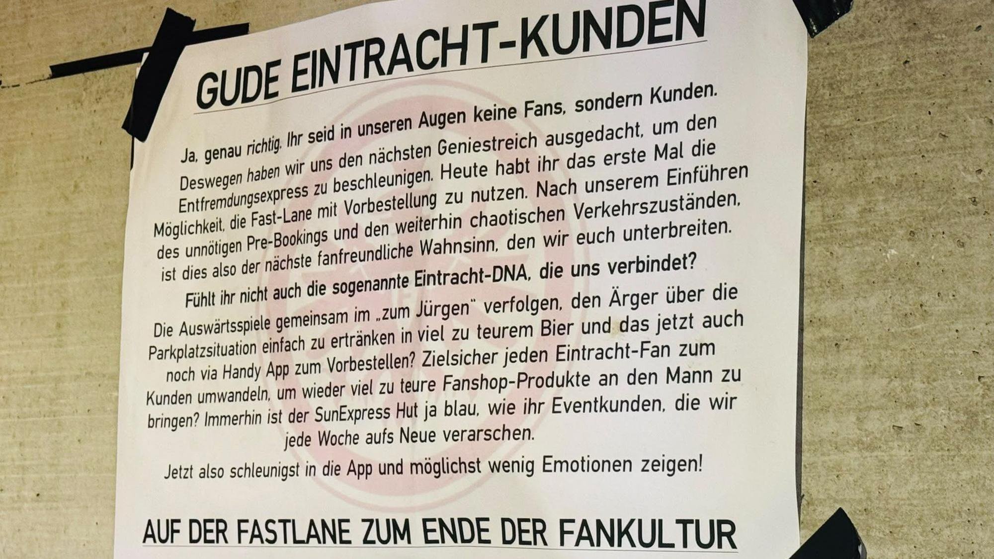 Ein sarkastisches Plakat der aktiven Fanszene, die sich das neue Cateringkonzept im Frankfurter Stadion vorknöpfte.