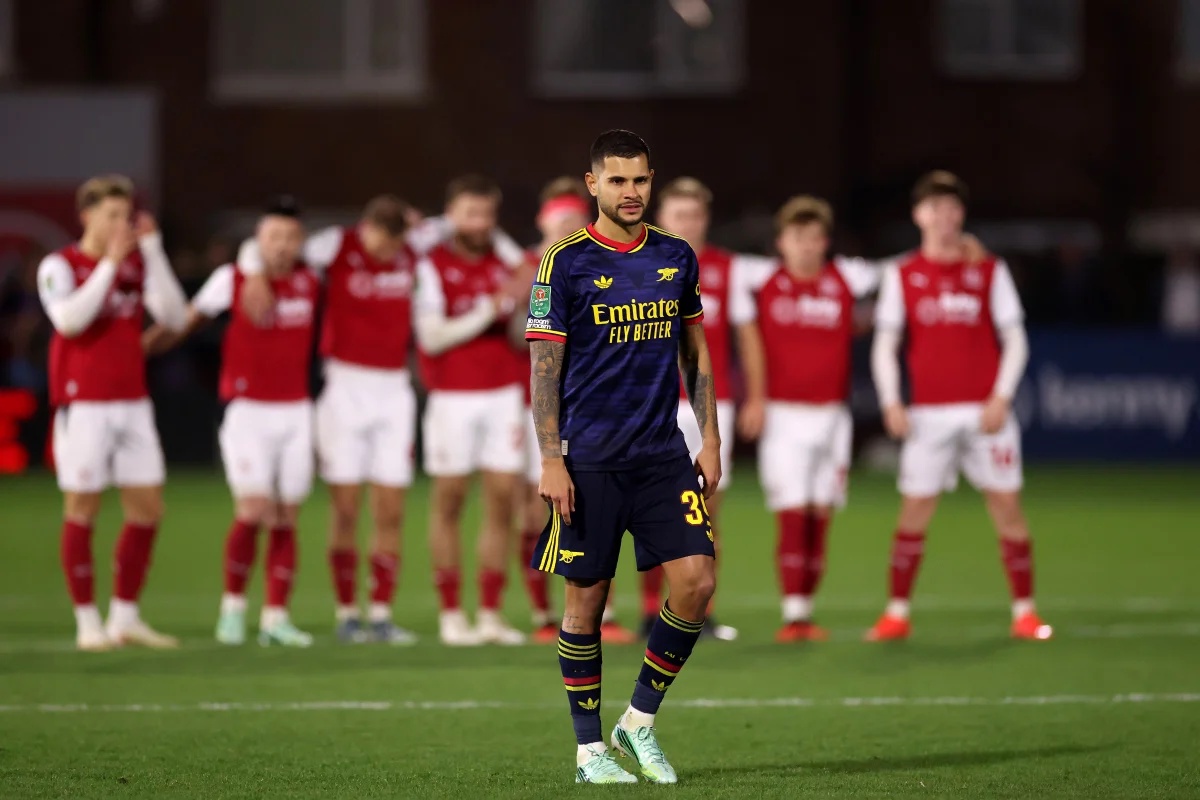Bruno Guimarães perde pênalti e Arsenal é eliminado por time da 4ª divisão