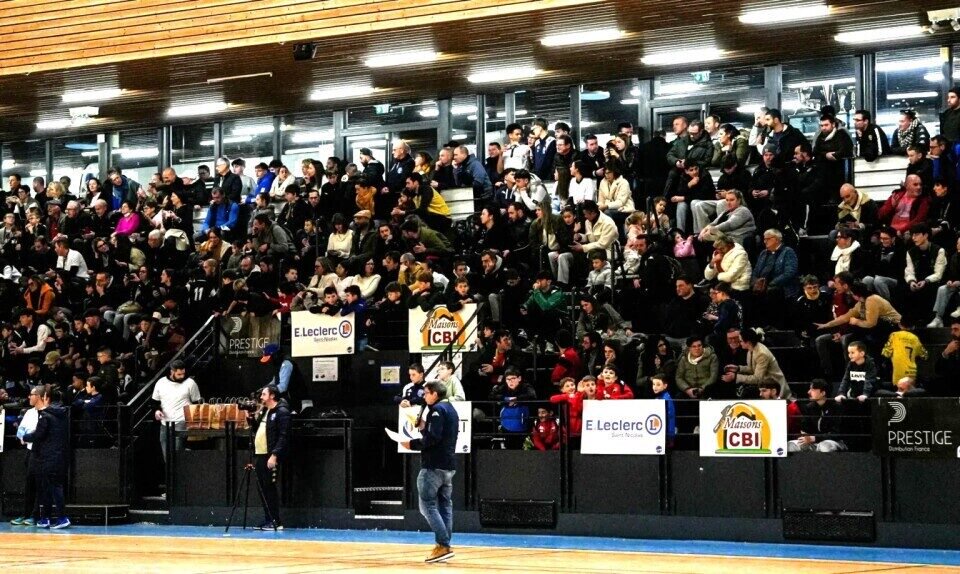 Les tribunes sont souvent pleines pour encourager les équipes.