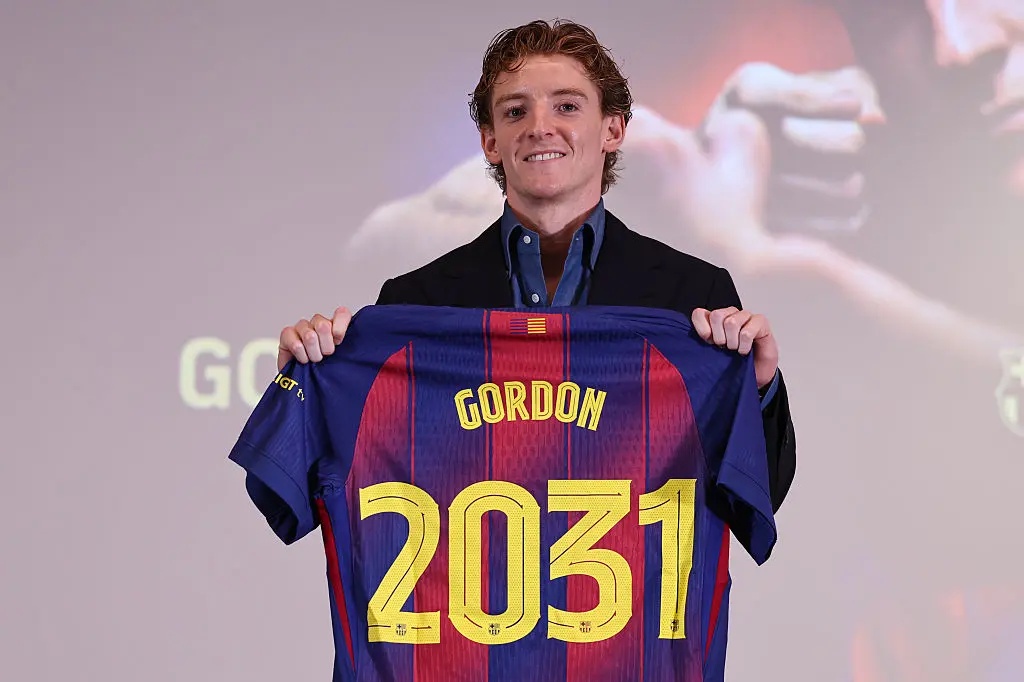Anthony Gordon signs for Barcelona