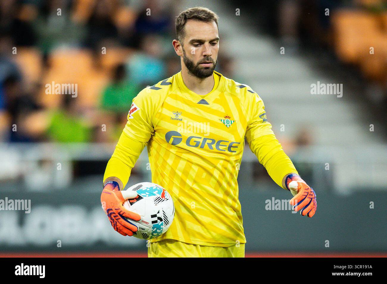 Gazzaniga faces former rival Pau López amid Girona's goalkeeper uncertainty