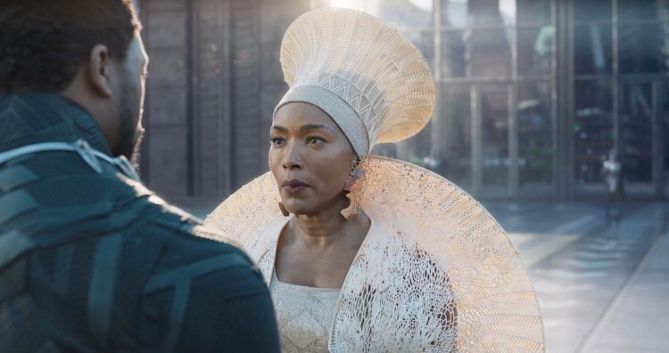 Angela Bassett dans Black Panther