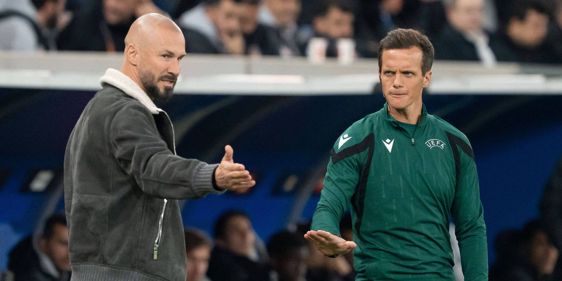 Hoffenheim-Cheftrainer Christian Ilzer gestikuliert engagiert an der Seitenlinie und diskutiert während des Europacup-Spiels mit dem 4. Offiziellen.