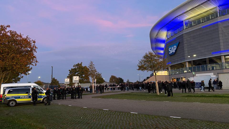Polizeikräfte vor der Pre-Zero Arena vor dem Spiel