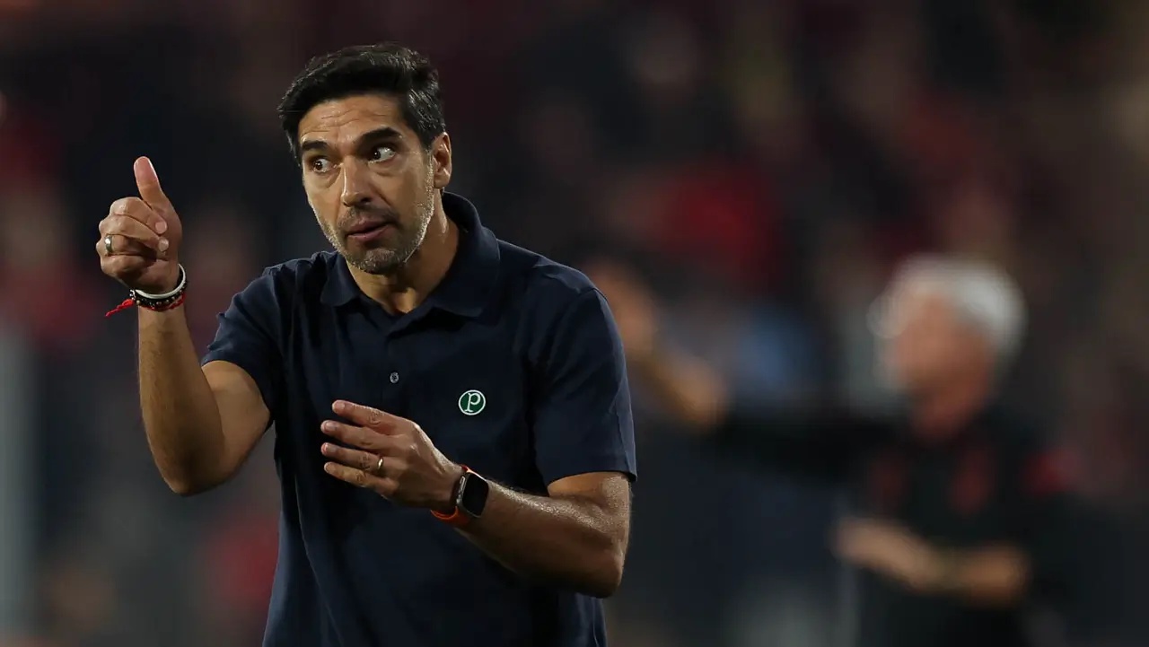 O técnico Abel Ferreira, da SE Palmeiras, em jogo contra a equipe do C Athletico Paranaense, durante partida válida pela trigésima primeira rodada, do Campeonato Brasileiro, Série A, na Arena da Baixada. (Foto: Cesar Greco/Palmeiras/by Canon)