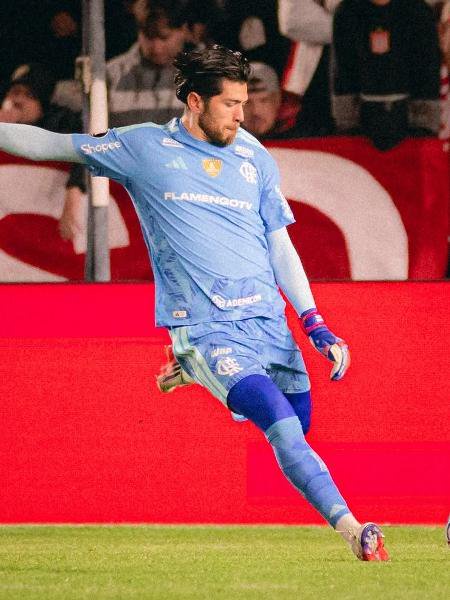 Goleiro Rossi em ação pelo Flamengo na partida contra o Estudiantes, pela Copa Libertadores