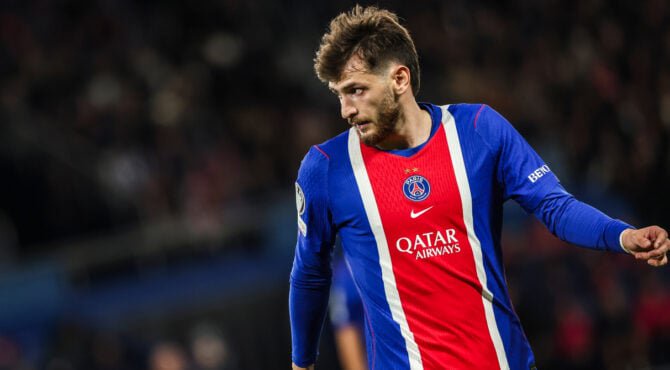 PSG : Kvaratskhelia évacué avec l’aide des soigneurs contre Barcelone