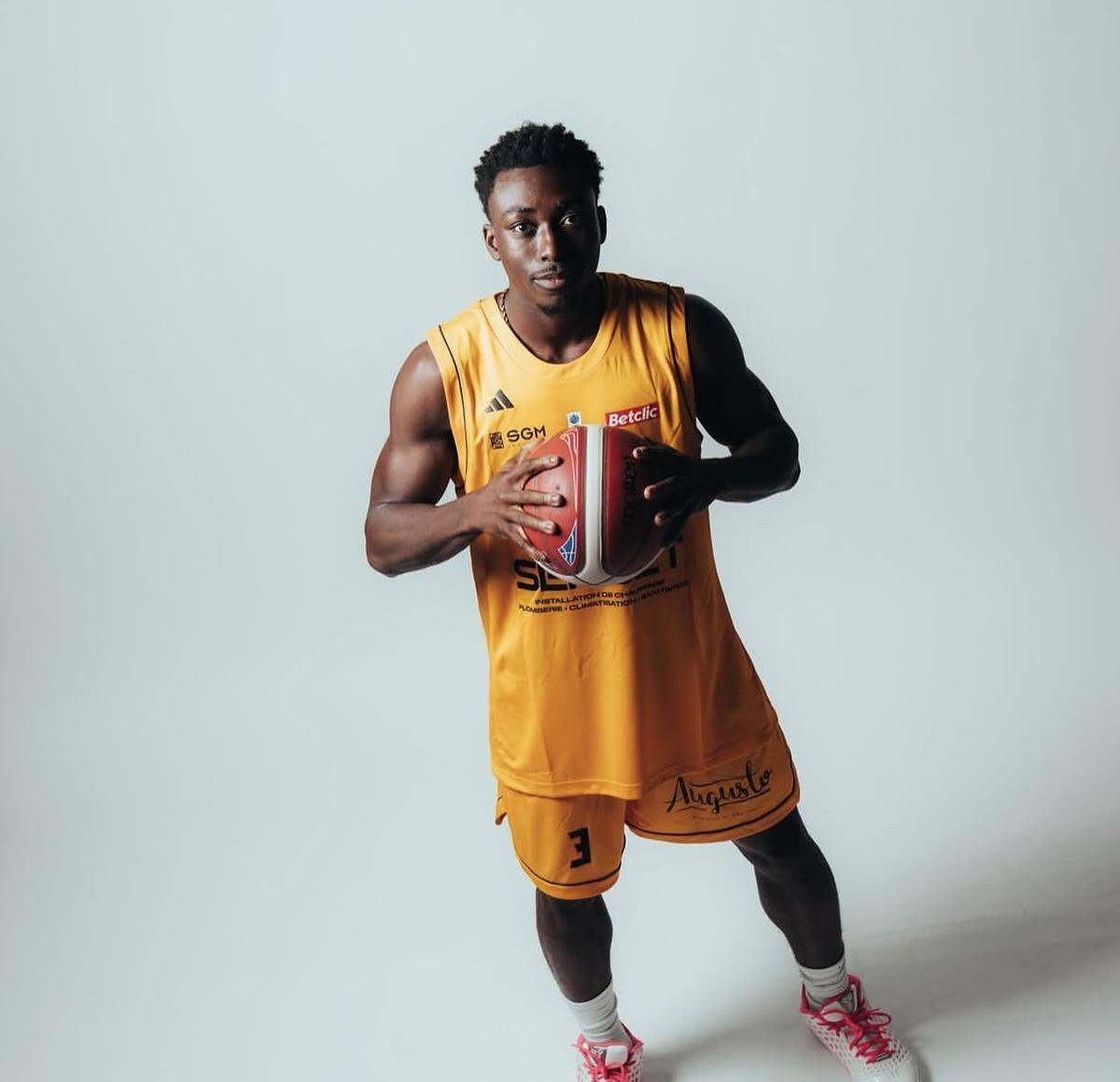 Nick Shogbonyo sous ses nouvelles couleurs bordelaises.