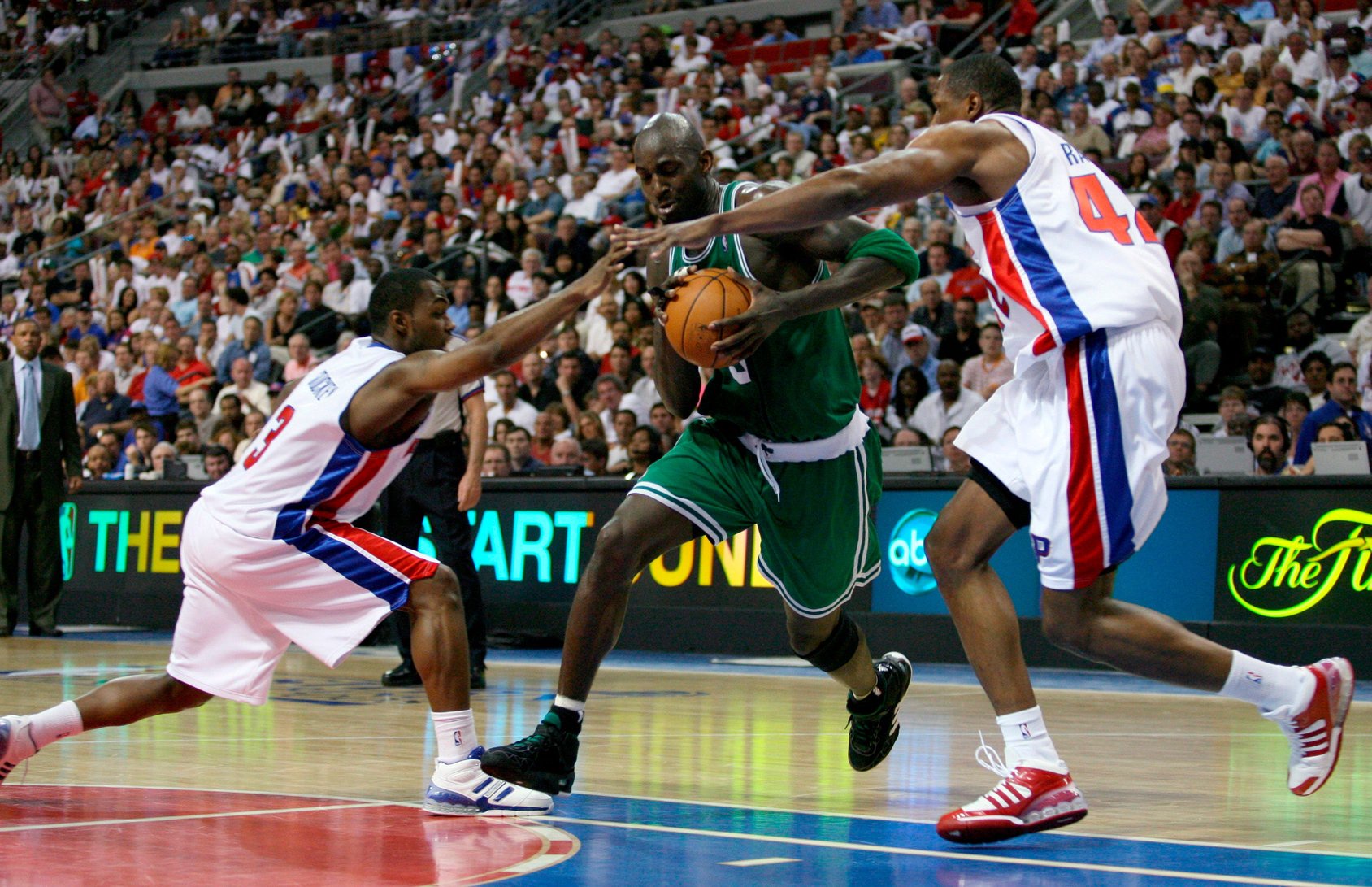 Boston Celtics Kevin Garnett (C) runs into Detroit Pistons defenders Rodney Stuckey (L) and Theo Ratliff in the third quarter during Game 4 of the NBA Eastern Conference Finals in Auburn Hills, Michigan, May 26, 2008. REUTERS/Aaron Josefczyk (UNITED STATES)