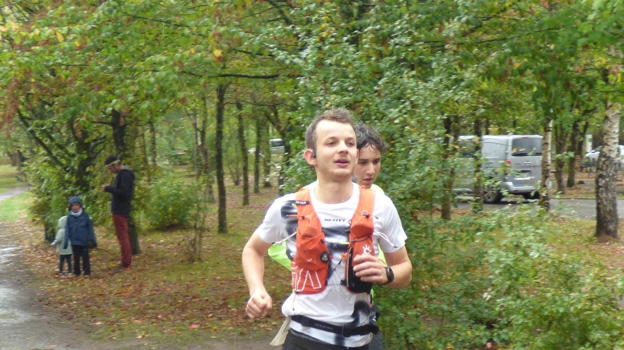 Matthieu Couette, vainqueur des 90 km du trail Roche d’Oëtre, aperçoit la ligne d’arrivée après 8 h 41 m d’effort.