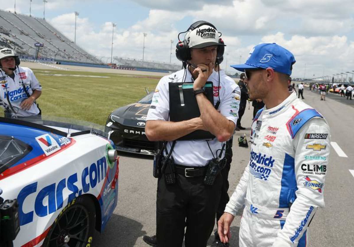 NASHVILLE, TN – JUNE 29: Cliff Daniels,crew chief talks to Kyle Larson 5 Hendrick Motorsports HendrickCars.com Chevrolet during qualifying for the running of the NASCAR, Motorsport, USA Cup Series Ally 400 on June 29, 2024, at Nashville Superspeedway in Lebanon, TN. Photo by Jeffrey Vest/Icon Sportswire AUTO: JUN 29 NASCAR Cup Series Ally 400 EDITORIAL USE ONLY Icon2406292506 ©IMAGO/Icon Sportswire