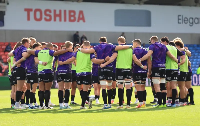 Glasgow players in a huddle