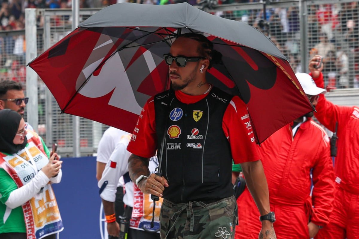 Lewis Hamilton, Ferrari, Umbrella, Malaysia, 2026 — Photo: © IMAGO