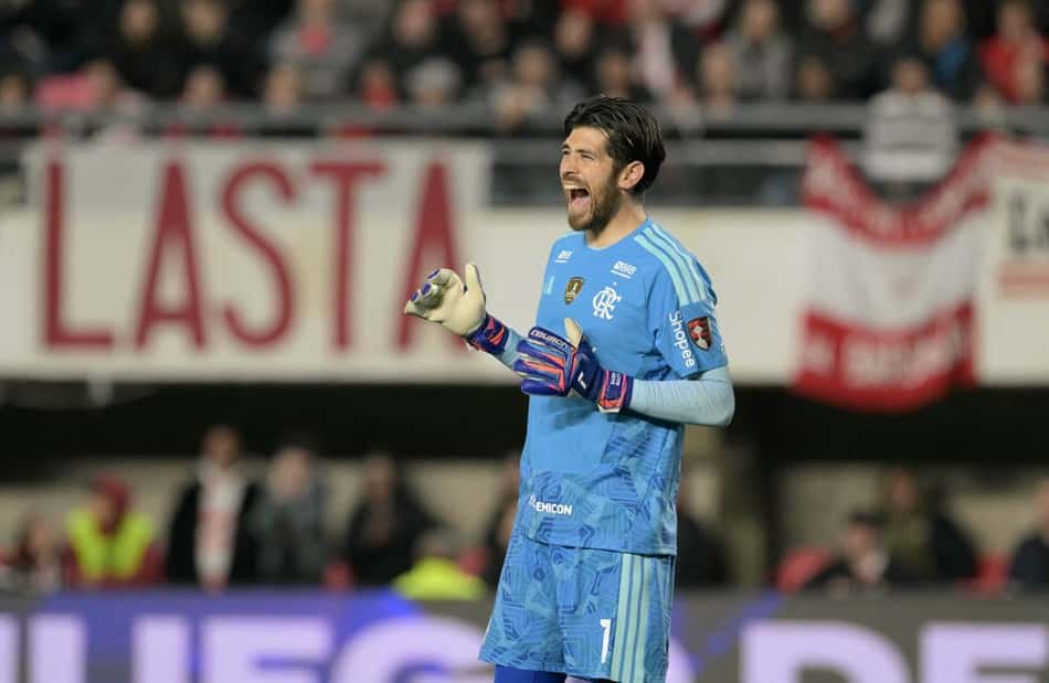 Goleiro Rossi, do Flamengo, celebra o empate contra o Estudiantes.