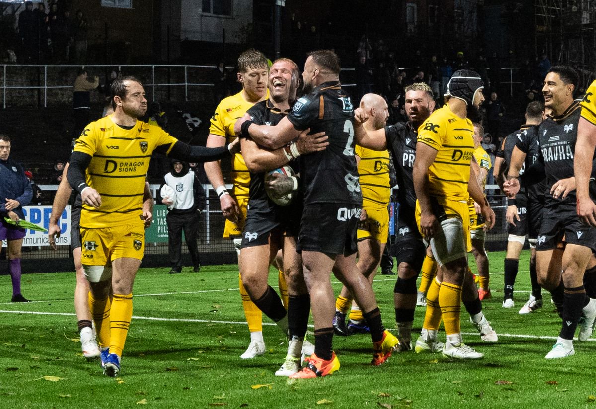 Ross Moriarty of Ospreys powers over to score
