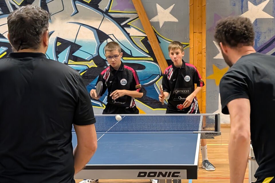 Timaël Evanno et Tom Decré en pleine action lors d’un match de championnat par équipes de tennis de table sous les couleurs du PSTMTT.