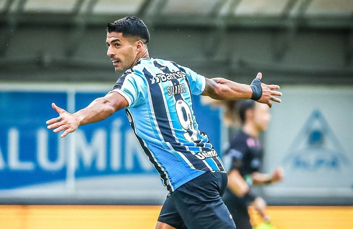 Luis Suarez scored the winning goal in his debut League game for his new team, Gremio in Brazil (Photos) 